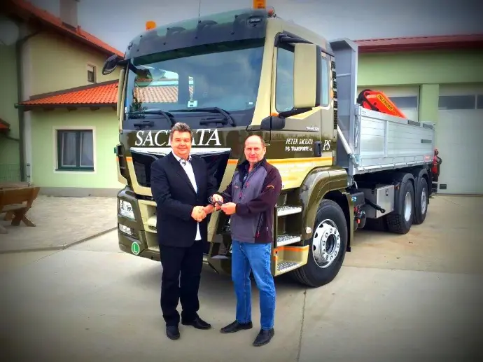 Peter Sachata mit Geschäftspartner vor PS Transporte LKW